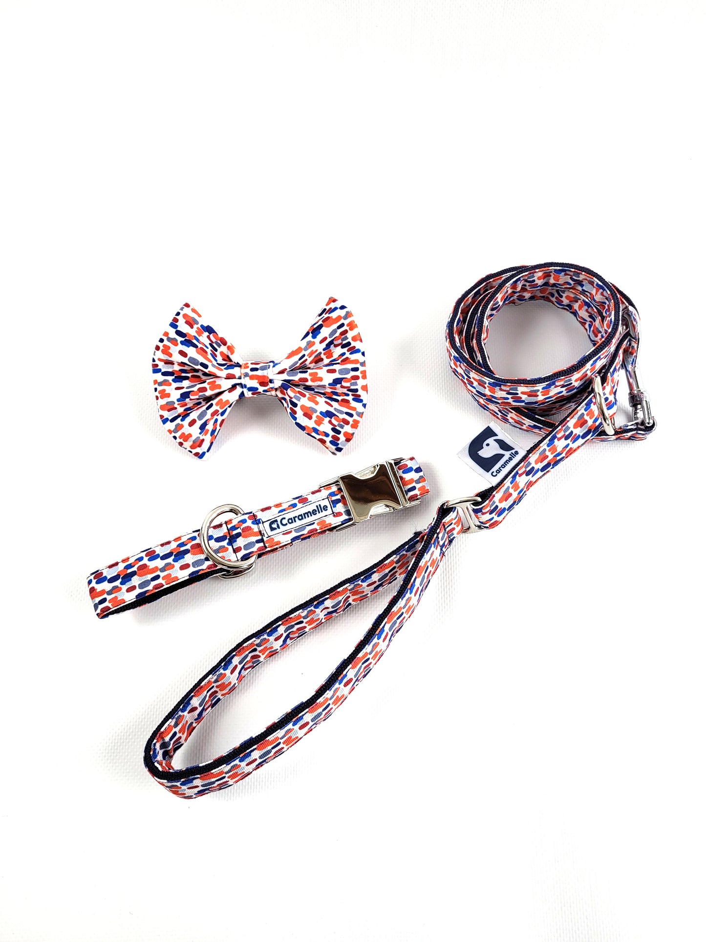 Collier, laisse et noeud papillon stylé pour petit et grand chien bleu blanc rouge made in France de french caramelle collection tacheté France